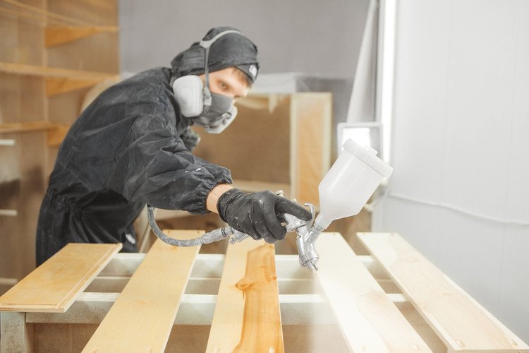 Proceso detallado de aplicación de tratamiento preservante en madera mostrando técnicas profesionales